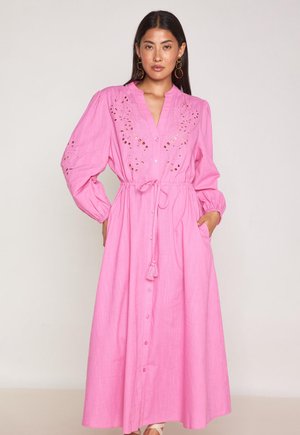 Rosa langärmliges Kleid aus leichtem Stoff mit durchgehender Knopfleiste und taillierter Bindung. Mit Aussparungen und elastischen Bündchen.