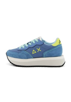 Sneakers blu realizzati in suede e nylon, con accenti gialli, suola testurizzata, lacci azzurri e design della suola a strati.