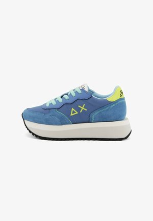 Sneakers blu realizzati in suede e nylon, con accenti gialli, suola testurizzata, lacci azzurri e design della suola a strati.