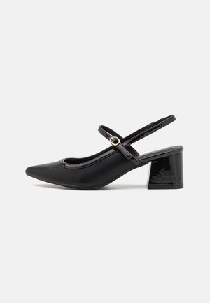 Musta lakattu nahka slingback-korkokengät, joissa on terävä kärki, pyöreä aukko-muotoilu ja lohkokorko. Varustettu kultasävyisellä solkiyksityiskohdalla.