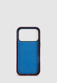 Telefoonhoesje met een blauwe, gestructureerde oppervlakte en een bordeauxrode rand. Heeft een uitsparing voor de camera. Gladde afwerking, rechthoekige vorm.