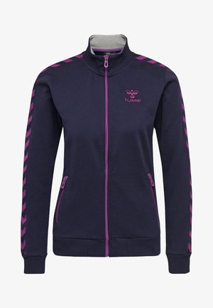 Granatowa kurtka na suwak z wysokim kołnierzem, różowymi akcentami, paskami w paski po bokach oraz kieszeniami na suwak z przodu. Wykonana z teksturowanej tkaniny z logo.