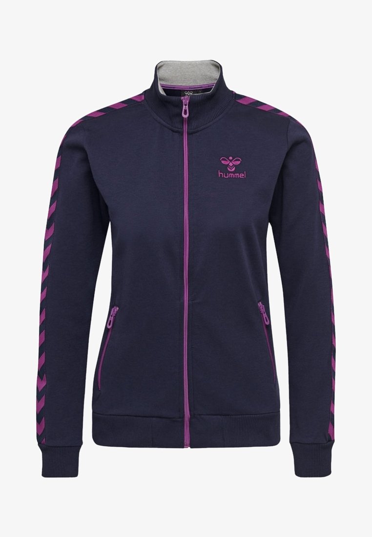 Veste zippée marine avec col montant, accents roses, panneaux latéraux rayés et poches zippées avant. Fabriquée en tissu texturé avec détail logo.