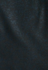 Tessuto testurizzato con uno sfondo nero scuro e un sottile motivo blu, che mette in evidenza un design intrecciato con una finitura liscia.