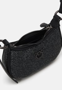 Pinko HALF MOON BABY - Geantă de mână - nero limousine/canna fucile
