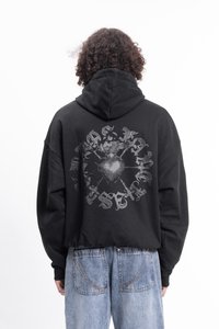 Hanorac cernut, supradimensionat, cu un design grafic mare de culoare argintie, care prezintă o inimă și litere ornamentate pe spate. Material moale, croi lejer.