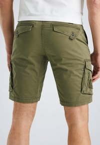 Olivgrüne Cargo-Shorts mit mehreren Taschen, denimähnlicher Textur und detaillierter Steppnaht. Verfügt über aufklappbare Gesäßtaschen und verstellbare Bundlaschen.