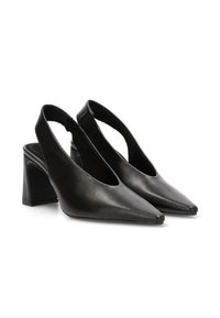 Tacones slingback de cuero negro con punta afilada y tacón bloque grueso. Presentan lados recortados para un estilo abierto y una textura suave.