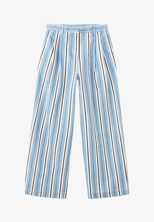 Pantalon bleu clair avec des rayures verticales blanches, noires et beiges, jambes larges, passants de ceinture et plis devant.