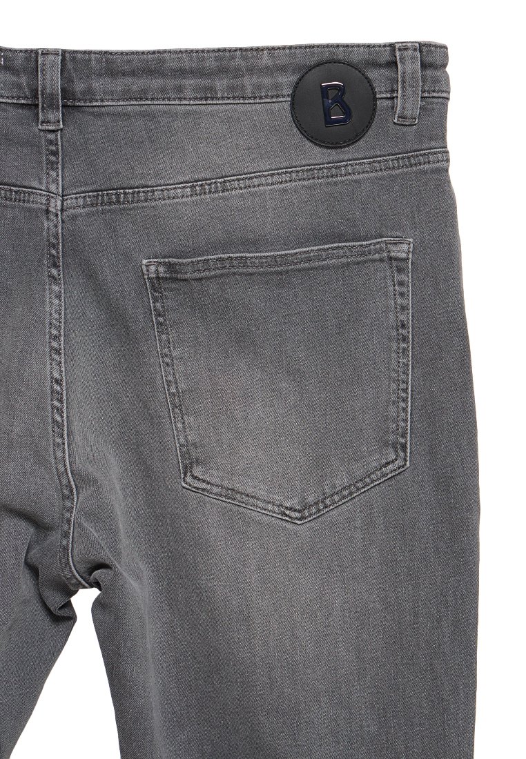 Graue Jeans aus Denim mit einem Leder-Patch, auf dem ein erhobenes "B"-Logo zu sehen ist, sichtbaren Nähten und einer einzelnen Gesäßtasche.
