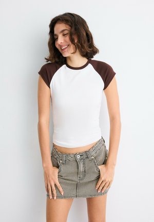 Stradivarius, SHORT SLEEVE RAGLAN T-SHIRT - T-shirt imprimé - brown white