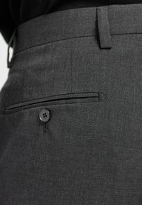 Dunkelgraue, taillierte Hose aus strukturierter Stoff, mit Gesäßtasche und schwarzem Knopfverschluss sowie einem schlichten Bunddesign.