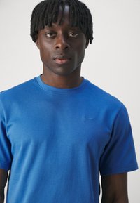 Nike Performance PRIMARY - Spordi T-särk - star blue