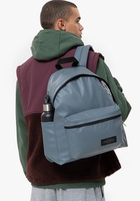 Eastpak DAY PAK'R - Mochila - tarp stormy
