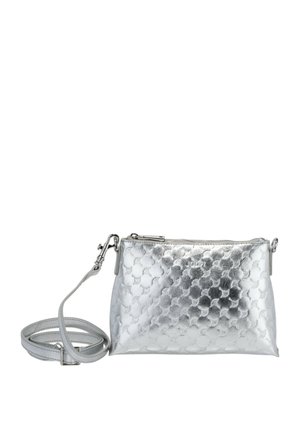 Sac bandoulière métallique argenté avec motif papillon embossé, fermeture éclair et sangle réglable enroulée à côté sur fond blanc.