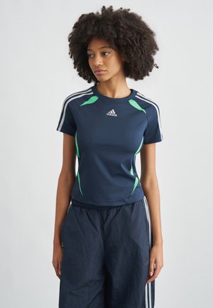 Mørkeblå sportst-shirt med grønne detaljer, korte ærmer, rund halsudskæring og hvide striber på skuldrene med Adidas-logo.