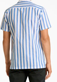 Koszula z krótkim rękawem w pionowe niebiesko-białe paski, wykonana z lekkiego materiału, z klasycznym kołnierzykiem i luźnym krojem.