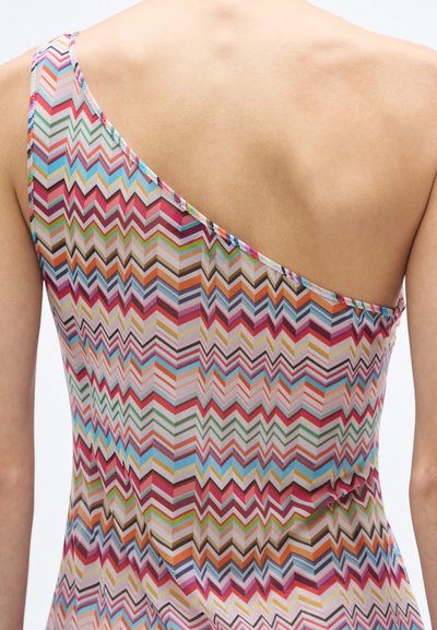 Mitmevärviline siksak-mustriga ujumistrikoo ühele õlale. Omadused: sile, tekstuuriga kangas ja erk värvipalett.