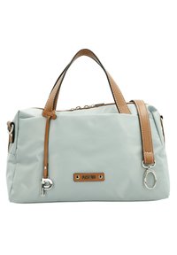 Lichtgrijze nylon tas met bruine leren accenten, dubbele bovenhandvatten, afneembare schouderband, zilveren hardware en logo-opdruk aan de voorkant.