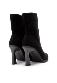 Stivali ankle in suede neri, con una finitura liscia, punta tonda e tacco alto affusolato. Dettaglio con zip sul retro.