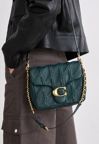 COACH MES SQUARE TABBY SHOULDER BAG - Sac à main - forest