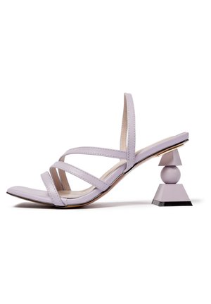Liliowy skórzany sandał z wieloma cienkimi paskami, kwadratowym obcasem z geometrycznym wzorem i błyszczącym wykończeniem.
