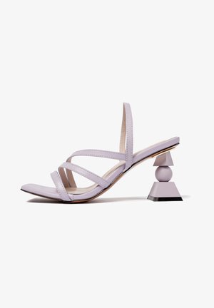 Liliowy skórzany sandał z wieloma cienkimi paskami, kwadratowym obcasem z geometrycznym wzorem i błyszczącym wykończeniem.