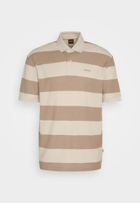 Polo manches courtes à rayures horizontales beige et marron clair, avec col et patte à deux boutons, avec un petit logo "BOSS" sur la poitrine.