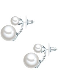 Orecchini a perla bianca con accentuazione in argento; presentano due dimensioni di perle disposte in modo asimmetrico su un supporto metallico curvo.