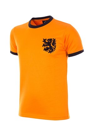 Oranje T-shirt met korte mouwen en zwarte bies op kraag en mouwen, met een zwart leeuwensymbool op de linkerborst.