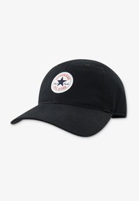 Gorra de béisbol negra de algodón con visera curva, con un parche blanco circular con una estrella y letras rojas.