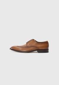 Zapato de vestir de cuero marrón con punta afilada, cierre de cordones y una textura suave. Presenta un tacón bajo y detalles de costura sutiles.