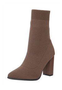 Brauner gestrickter Knöchel-Stiefel mit einer spitzen Zehe und einem dicken Blockabsatz. Verfügt über einen gerippten Kragen und eine elegante Textur. Ideal für moderne Looks.