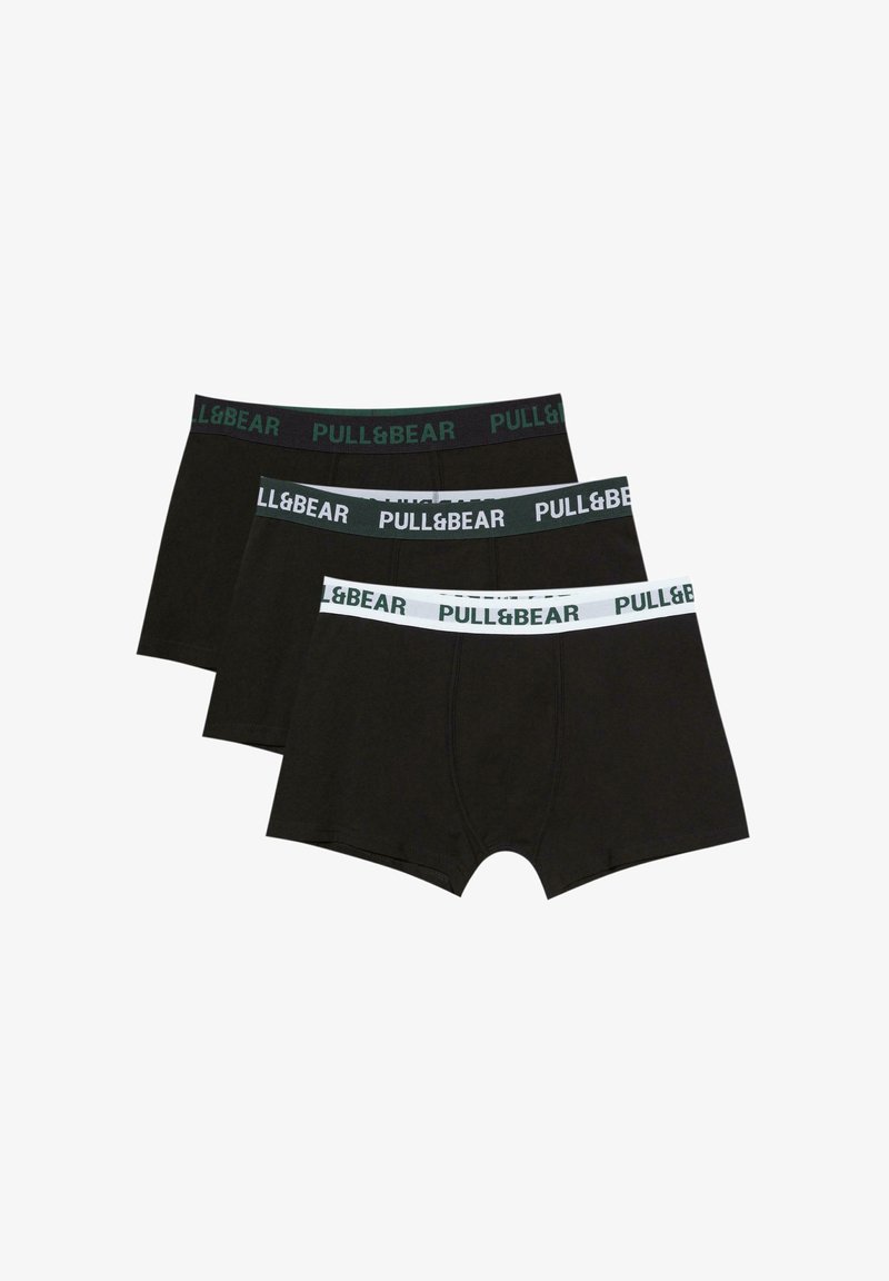 Čierne boxerky v balení, ktoré obsahuje tri kusy. Mäkká bavlnená látka, elastické pásky v bielej a tmavozelenej farbe s brandingom "PULL&BEAR".