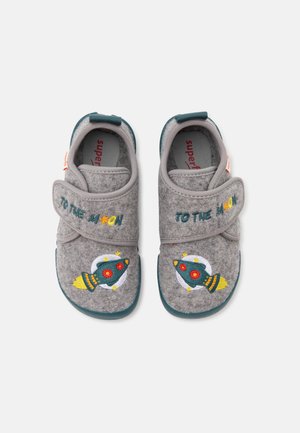 Chaussons pour enfants gris avec des patchs de fusée et "To the Moon" brodé sur des sangles réglables, vue de dessus sur fond blanc.
