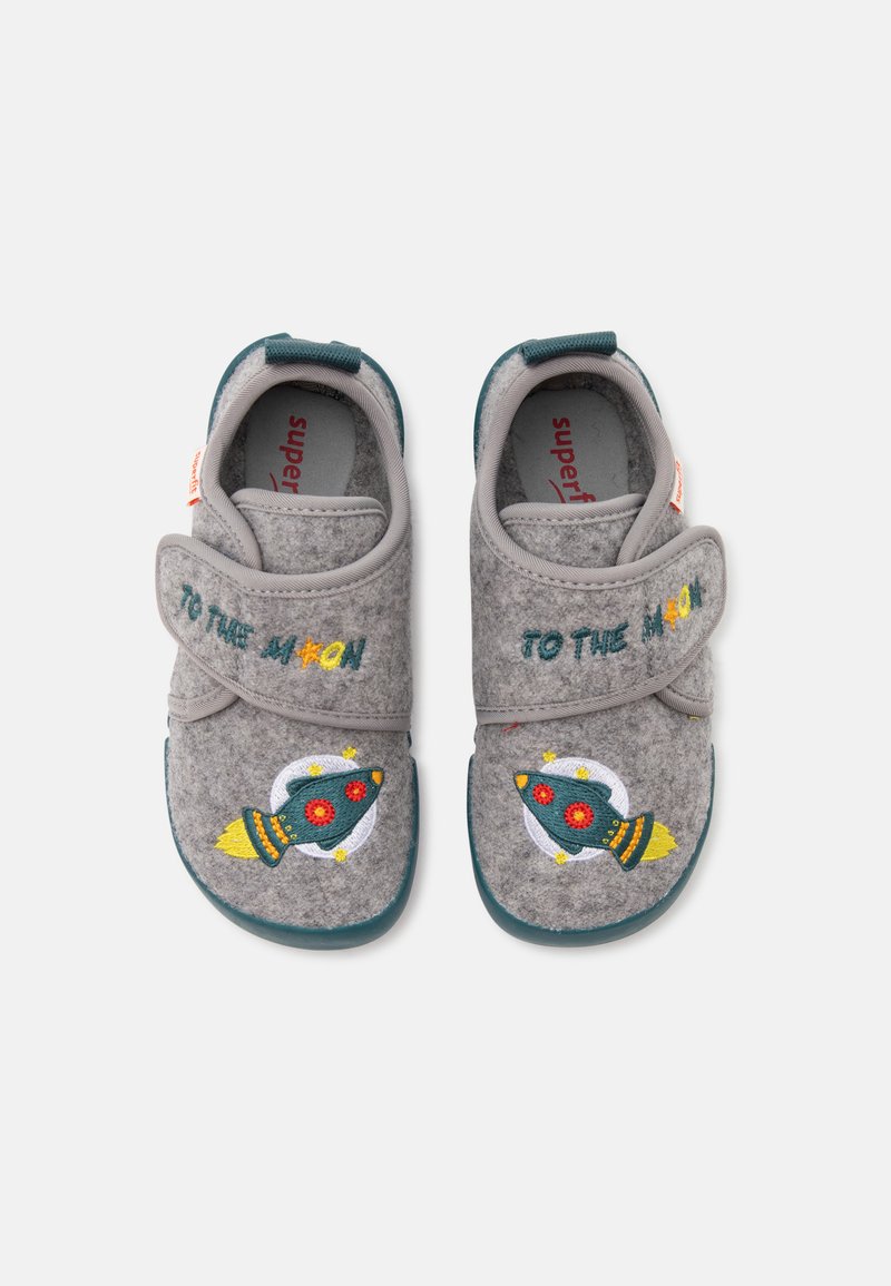 Chaussons pour enfants gris avec des patchs de fusée et "To the Moon" brodé sur des sangles réglables, vue de dessus sur fond blanc.