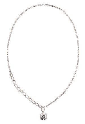 Colier din argint cu două stiluri diferite de zale, având un mic pandantiv ornamental cu modele detaliate decupate în formă de inimă.