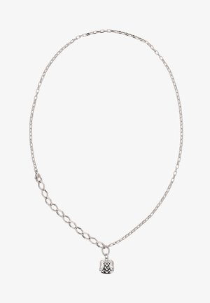 Colier din argint cu două stiluri diferite de zale, având un mic pandantiv ornamental cu modele detaliate decupate în formă de inimă.