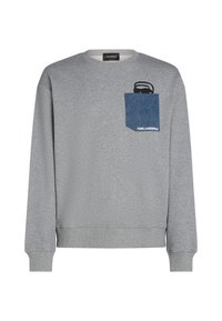 Felpa grigia con collo rotondo, polsini a costine e una tasca in denim con un design grafico. Tessuto liscio e vestibilità casual.