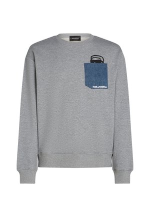 Grå sweatshirt med rund hals, ribbade ärmslut och en denimficka med grafisk design. Slät textur och avslappnad passform.