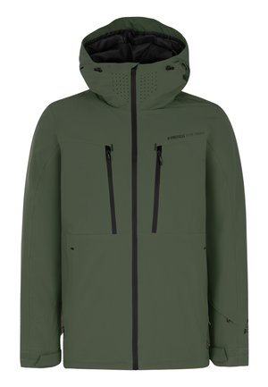 Chaqueta impermeable verde con capucha, que cuenta con cremalleras negras, agujeros de ventilación, dos bolsillos en el pecho y puños ajustables.