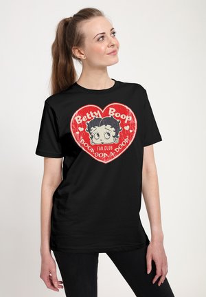 Sort t-shirt med et vintage Betty Boop grafik i et rødt hjerte design, med hvid tekst der står "Betty Boop Fan Club" og dekorative hjerter.