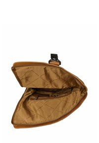 Sac en cuir marron avec une finition texturée, doté d'une fermeture éclair et d'un intérieur en tissu beige spacieux avec une poche et un motif de logo de marque.