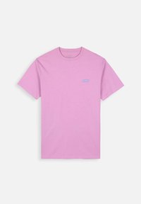 T-shirt rose à manches courtes en tissu doux, avec un petit logo bleu sur la zone gauche de la poitrine. Encolure classique et coupe décontractée.
