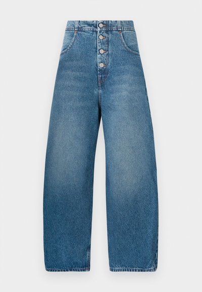 Φαρδιά μπλε τζιν παντελόνια με ψηλή μέση, μπροστινό κλείσιμο με πέντε κουμπιά και δύο πλευρικές τσέπες. Λείος υφάσματος, κλασικό μπλε πλύσιμο.