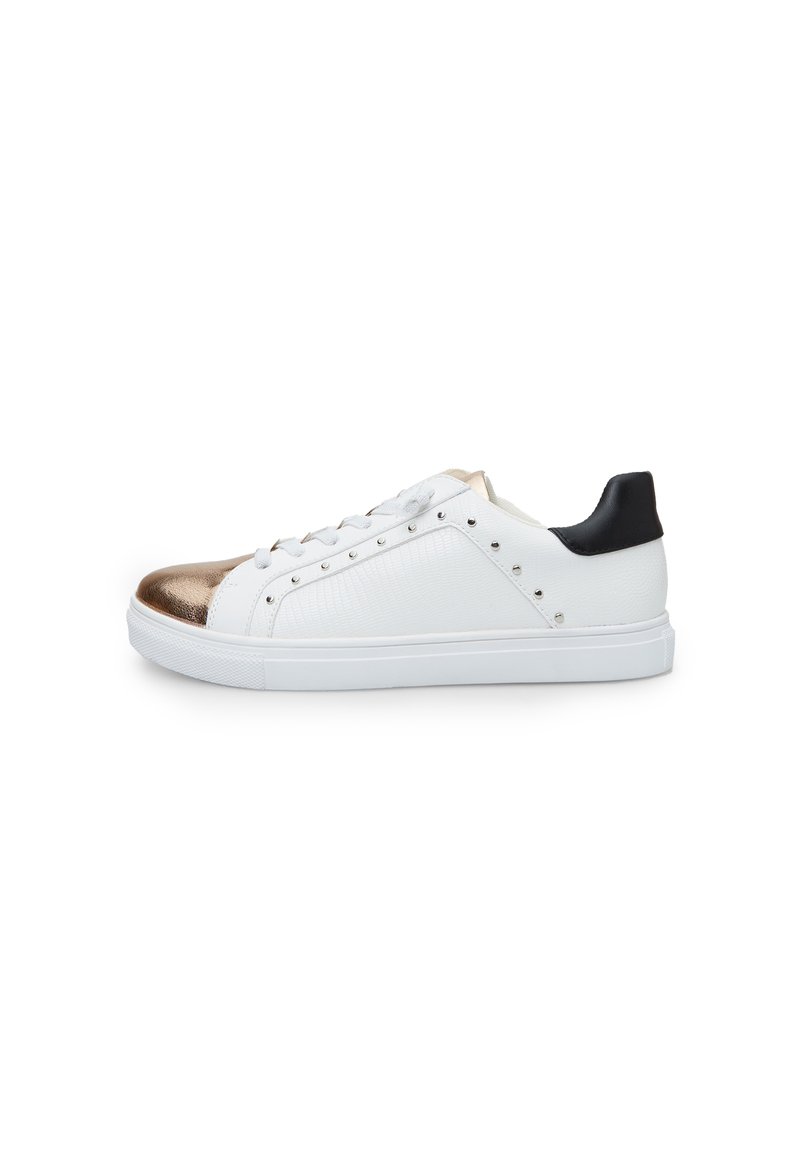 Sneakers bianchi con punta in oro metallico e accentuazione nera sul tallone. Presentano dettagli con rivetti sui lati e una superficie testurizzata. Suola piatta.