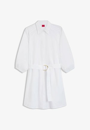 Weißes knielanges Hemdkleid mit langen Puffärmeln, spitzem Kragen und Stoffgürtel mit goldener D-Ring-Schnalle.