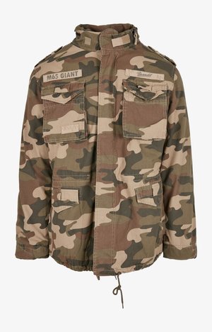 Camo-Jacke mit hohem Kragen, mehreren vorderen Taschen, Kordelzugsaum, aus leichtem Stoff in erdigen Grüntönen und Braun.