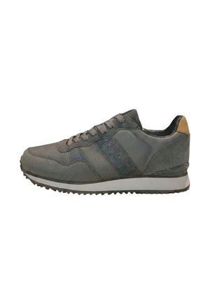 Baskets basses grises avec lacets, semelle texturée, logo discret sur le côté et accent talon beige, vues de profil extérieur sur fond blanc.
