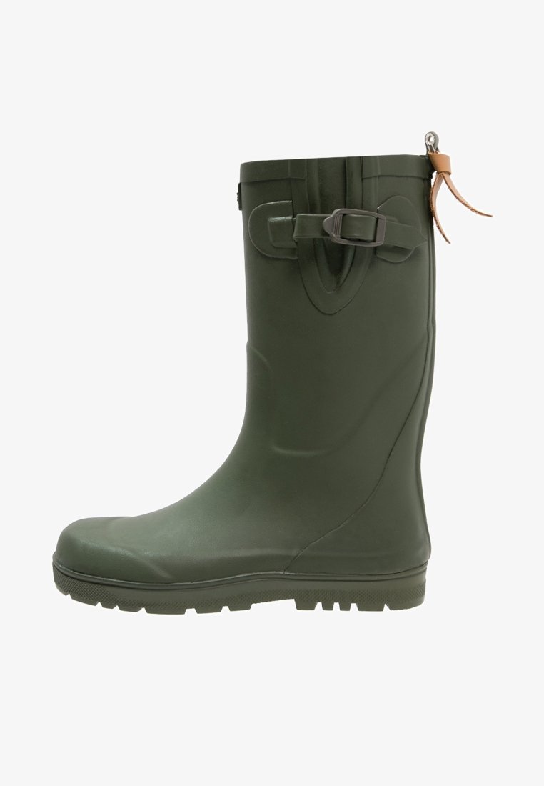 Botte en caoutchouc vert foncé mi-mollet avec boucle latérale réglable et languette en cuir marron sur fond blanc.